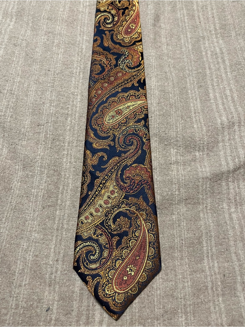 Classic Ike Behar Designer Paisley Silk Tie - vintage early 2000s